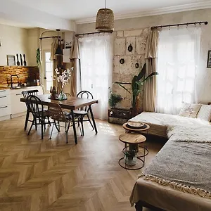 Lunaria Annua Centre-historique Avignon, à Deux Pas Du Palais, 4-5 Personnes Wifi Appartement Avignon